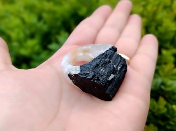 Pierścionek z surowym turmalinem i kwarcem w świetle dziennym, biżuteria ręcznie wykonana Brazi