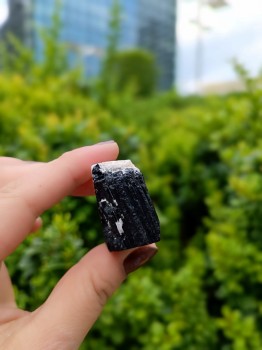 Zbliżenie na boczny profil czarnego turmalinu w srebrnym pierścionku, biżuteria Brazi