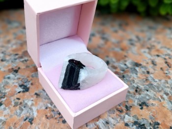 Pierścionek Brazi Druse Jewelry z turmalinem na kwarcu, rozmiar 10,  minimalistyczny.