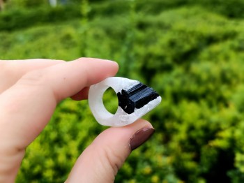 Pierścionek z turmalinem na kwarcu, rozmiar 10. Minimalistyczny, oryginalny.