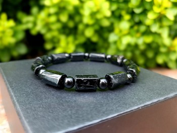 Zbliżenie na bransoletkę z czarnego turmalinu o różnorodnej strukturze kamieni, biżuteria Brazi
