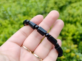 Bransoletka z naturalnego czarnego turmalinu trzymana w dłoni, ręcznie wykonana biżuteria Brazi