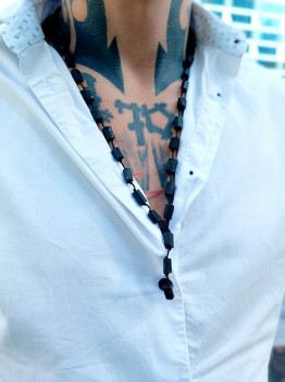 Męski naszyjnik z bryłek turmalinu na tle białej koszuli, biżuteria męska Brazi