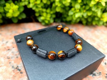 Bransoletka z naturalnych kamieni na czarnym pudełku, męska biżuteria na sznurku od Brazi