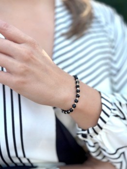 Bransoletka z fasetowanym czarnym turmalinem i złotymi elementami na nadgarstku, biżuteria Brazi