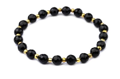 Bransoletka z czarnego turmalinu i złota na białym tle, biżuteria z kamieni naturalnych Brazi