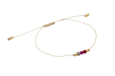 Bransoletka sznurkowa z naturalnym kamieniem szarym, różowym i bordowym na białym tle, biżuteria Brazi