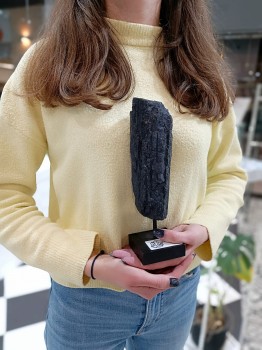 Turmalin surowy na czarnym stojaku, naturalny minerał o pionowej strukturze, dekoracja Brazi