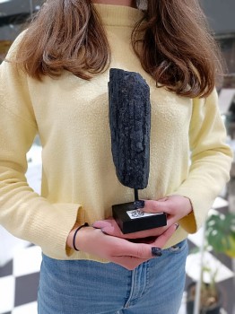 Czarny turmalin surowy na stojaku, naturalna ozdoba z minerału o podłużnej formie, Brazi