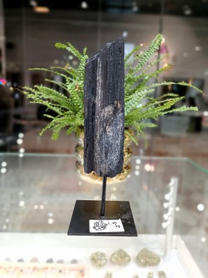 Surowy turmalin na stojaku jako dekoracja wnętrza, naturalny czarny kamień w aranżacji Brazi