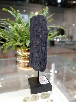 Surowy turmalin czarny na metalowym stojaku, dekoracja z naturalnego kamienia, marka Brazi