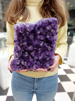 Duża szczotka ametystu trzymana oburącz, naturalny minerał dekoracyjny od Brazi.