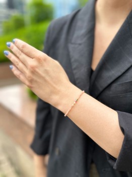 Bransoletka z kolorowych kamieni naturalnych na nadgarstku modelki, biżuteria Brazi w codziennej stylizacji