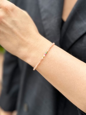 Zbliżenie na detale turkusowego i amarantowego kamienia w bransoletce ze złotymi elementami, marka Brazi