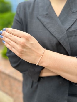 Delikatna bransoletka z kamieni naturalnych na nadgarstku modelki, biżuteria ręcznie wykonana Brazi.