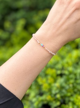 Zbliżenie makro na kolorowe kamienie naturalne w bransoletce na nadgarstku, biżuteria Brazi.