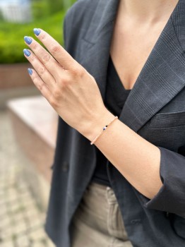 Bransoletka z jasnych kamieni naturalnych w stylizacji z ciemną marynarką, biżuteria Brazi