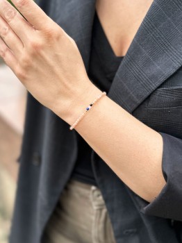 Zbliżenie na bransoletkę z naturalnych minerałów o subtelnym blasku, biżuteria Brazi