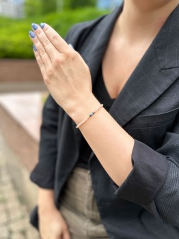 Bransoletka z kolorowymi kamieniami naturalnymi na nadgarstku modelki w czarnej marynarce, marka Brazi.