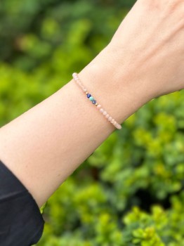 Zbliżenie na bransoletkę z granatowymi i turkusowymi kamieniami oraz złotymi separatorami, biżuteria Brazi.