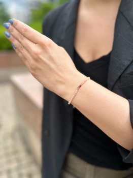 Bransoletka z minerałami i złotymi detalami na nadgarstku modelki w czarnej marynarce, biżuteria Brazi