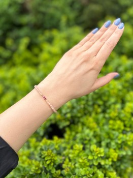 Bransoletka z kamieni naturalnych i pozłacanego srebra na tle zielonych roślin, marka Brazi