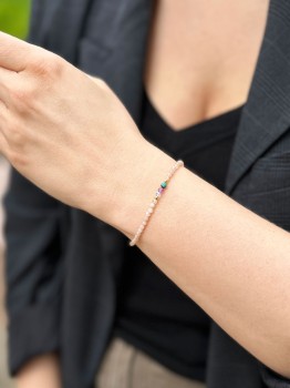 Zbliżenie na detale kamieni naturalnych i zapięcia bransoletki Brazi na tle czarnej odzieży