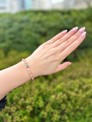 Bransoletka z naturalnych kamieni i minerałów na nadgarstku modelki, biżuteria marki Brazi w stylu lifestylowym.