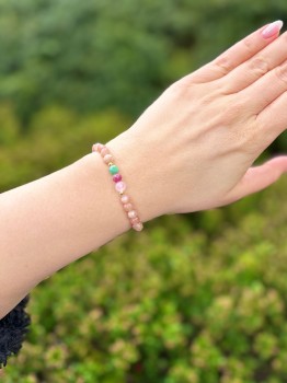 Zbliżenie na strukturę naturalnych kamieni w bransoletce na gumce, detale biżuterii Brazi w świetle dziennym.