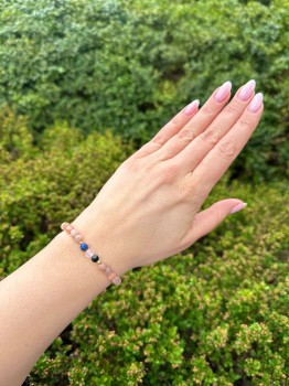 Bransoletka z naturalnych kamieni fasetowanych na nadgarstku, ręcznie wykonana biżuteria Brazi