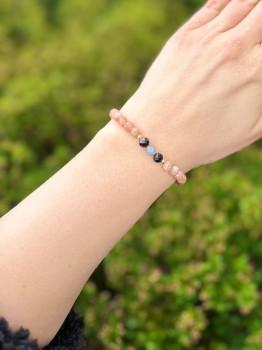 Bransoletka z czarnych i czerwonych kamieni naturalnych o fasetowanym i gładkim szlifie, biżuteria Brazi