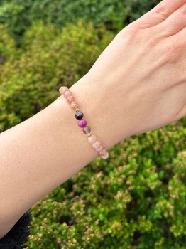 Bransoletka z kamieni naturalnych w kolorze brzoskwiniowym i fuksjowym na nadgarstku, biżuteria Brazi