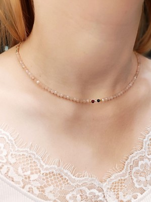 Naszyjnik z czarnych, białych i czerwonych kamieni na złotym łańcuszku, marka Brazi