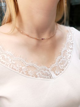 Naszyjnik z drobnych kamieni naturalnych na pozłacanym łańcuszku, modelka w białej bluzce, biżuteria Brazi