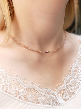 Naszyjnik z kulistych kamieni naturalnych na pozłacanym łańcuszku, kontrastujące minerały, biżuteria Brazi