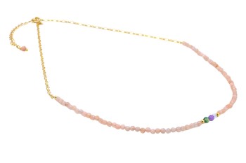 Naszyjnik z jasnoróżowych kamieni naturalnych z kolorowymi akcentami i pozłacanym łańcuszkiem, biżuteria Brazi
