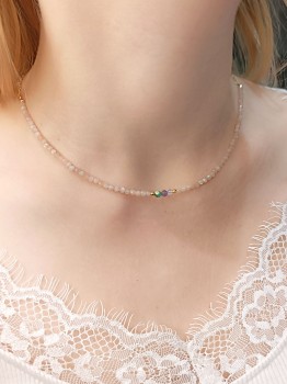 Naszyjnik z naturalnych kamieni w pastelowych odcieniach prezentowany na szyi modelki, biżuteria Brazi