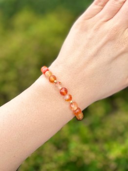 Zbliżenie na fasetowane koraliki naturalnego karneolu i złote detale bransoletki Brazi