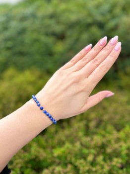 Bransoletka z lapis lazuli na nadgarstku, fasetowane kamienie naturalne w oprawie Brazi