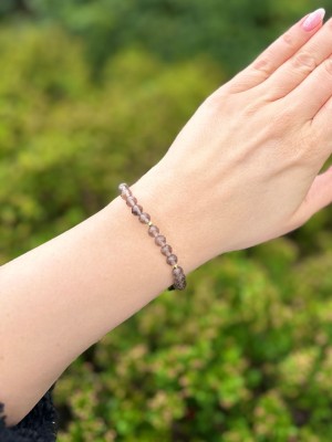 Bransoletka z naturalnego kwarcu dymnego z fasetowanymi koralikami i złotymi przekładkami, biżuteria Brazi.