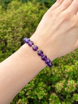Bransoletka z fasetowanym ametystem na nadgarstku, biżuteria z kamieni naturalnych w świetle dziennym Brazi