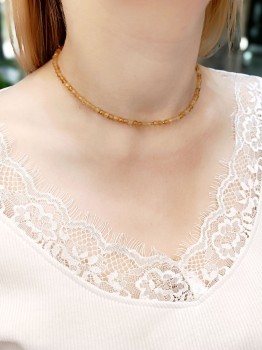 Krótki naszyjnik typu choker z naturalnym cytrynem na szyi modelki, biżuteria Brazi