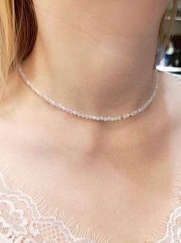 Zbliżenie na naszyjnik z połyskującym kamieniem księżycowym i złotymi kuleczkami, biżuteria Brazi