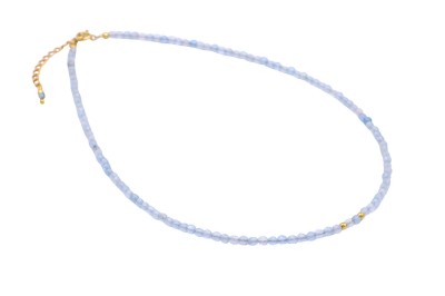Naszyjnik z naturalnym akwamarynem i złoconymi elementami na białym tle, biżuteria Brazi