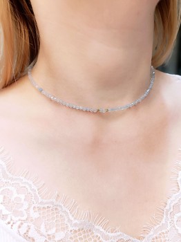 Zbliżenie na detale naszyjnika z akwamarynu ze złoconymi przekładkami, ręcznie robiona biżuteria Brazi