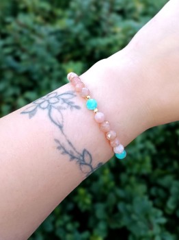 Bransoletka z naturalnego amazonitu i kamienia słonecznego na nadgarstku, biżuteria Brazi.