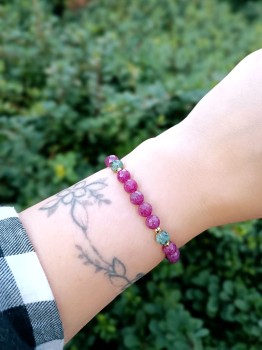 Bransoletka z rubinu i zoisytu na nadgarstku, biżuteria z kamieni naturalnych marki Brazi