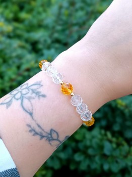 Bransoletka z naturalnym cytrynem i kryształem górskim na ręce modelki, biżuteria handmade Brazi