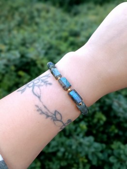 Bransoletka z labradorytu o intensywnych niebieskich refleksach na nadgarstku, biżuteria Brazi