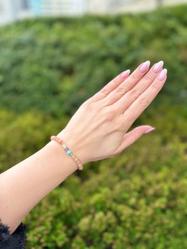 Bransoletka z naturalnych kamieni fasetowanych na nadgarstku, ręcznie wykonana biżuteria Brazi